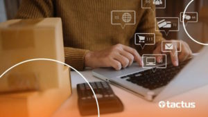 imagem mostra mãos de mulher mexendo no computador, enquanto ícones pulam da tela simulando como funciona a tributação para e-commerces