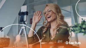 Imagem mostra influenciadora digital ensinando a como declarar adsense no imposto de renda