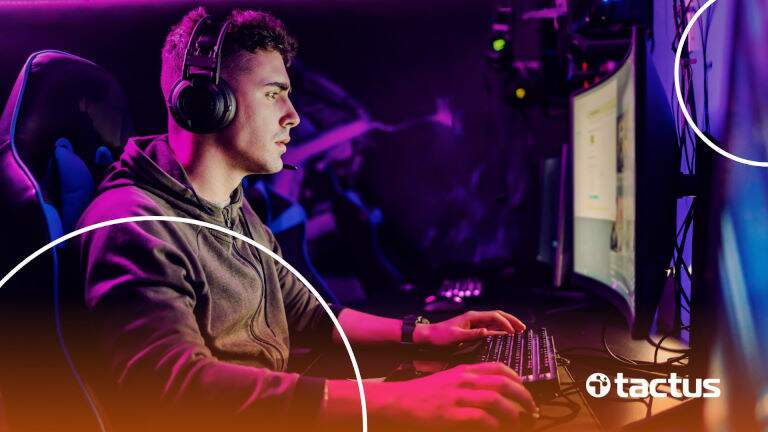 Imagem mostra jovem jogando no computador, simulando a importância de contratar uma contabilidade para gamer