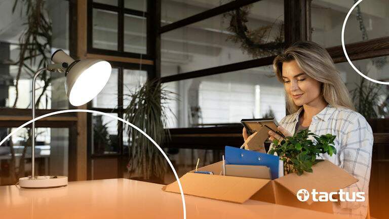 Imagem mostra mulher empreendedora olhando o celular e sorrindo, como se estivesse a abrir uma empresa do Simples Nacional Online