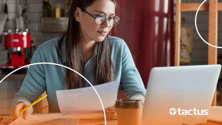 Imagem mostra jovem mulher séria mexendo no computador de óculos, para simbolizar como emitir nota fiscal no Youtube