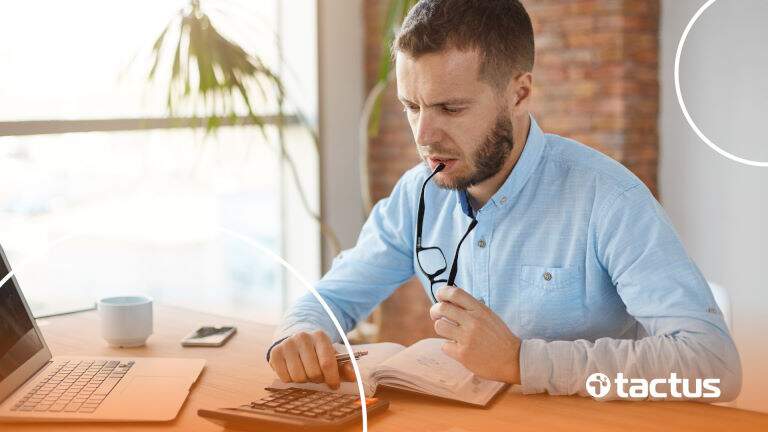 Imagem mostra homem mexendo na calculadora com ar de preocupação, simbolizando o valor dos impostos para representante comercial