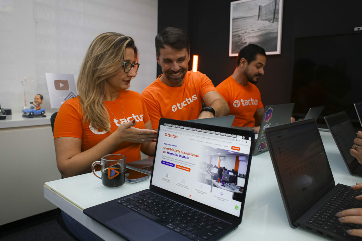 Duas contadoras da Tactus analisando a abertura de uma empresa no notebook