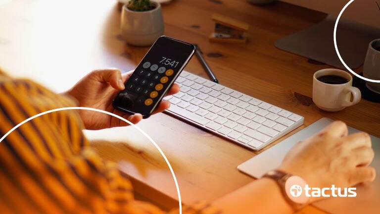 Imagem mostra mãos no celular usando calculadora, para simular o cálculo do Difal no e-commerce