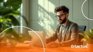 Jovem afiliado mexendo no seu notebook para simbolizar como declarar imposto de renda para afiliados