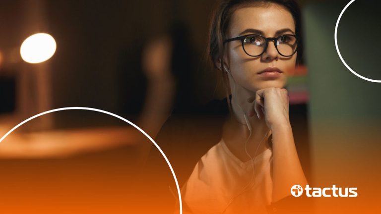 Jovem empresária trabalhando no computador com olhar reflexivo pensando se pode ter loja virtual com cpf ou se precisa abrir empresa
