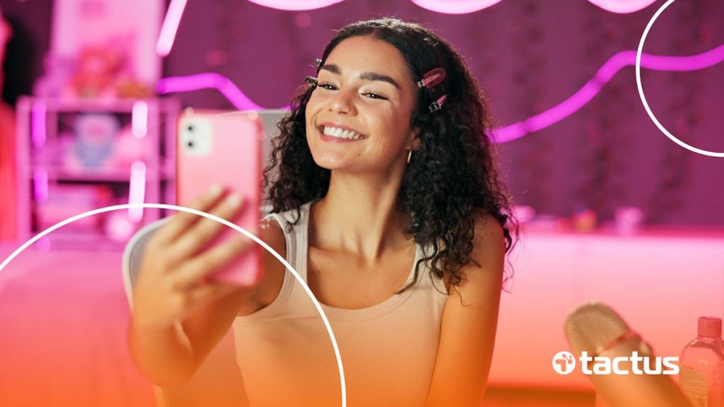 Imagem mostra jovem menina fazendo uma transmissão ao vivo no celular para simular como vender no TikTok Shop
