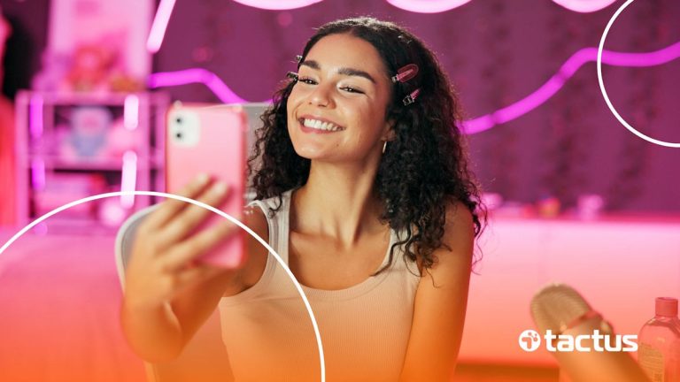 Imagem mostra jovem menina fazendo uma transmissão ao vivo no celular para simular como vender no TikTok Shop