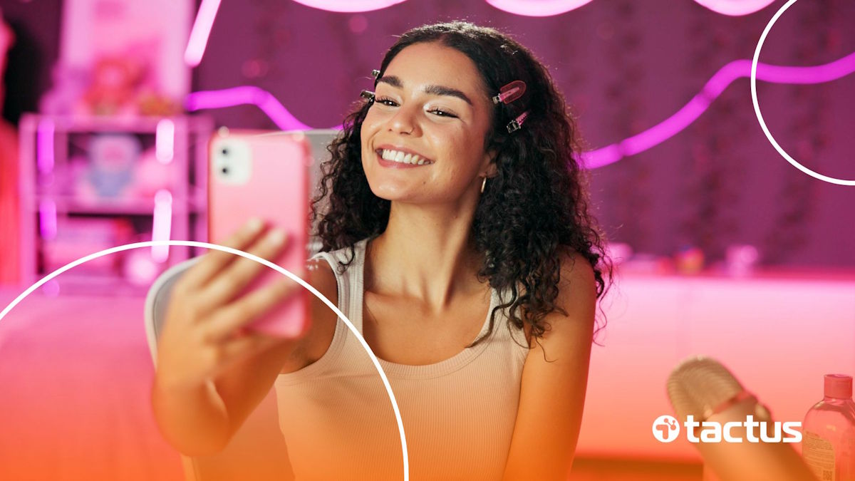 Imagem mostra jovem menina fazendo uma transmissão ao vivo no celular para simular como vender no TikTok Shop