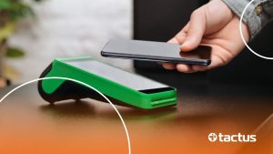 Imagem mostra pagamento em máquina de cartão de crédito verde, para simular a a importância de declarar o imposto de renda sobre as vendas na maquininha ton