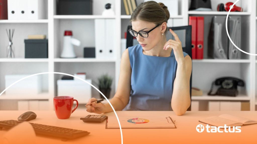Imagem mostra mulher de negócios em sua mesa analisando números na calculadora, como se estivesse se preparando para a reforma tributária para e-commerce