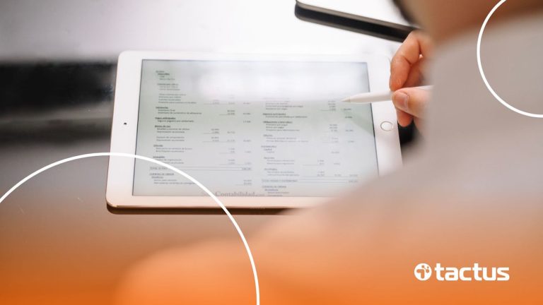 Imagem mostra empresário consultando notas em um tablet, para simular como emitir nota fiscal como MEI