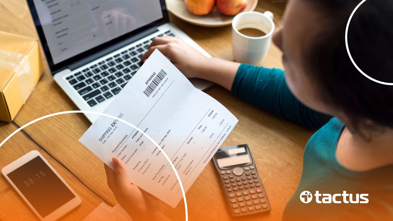 Imagem mostra mulher com nota fiscal na mão à frente de notebook, simulando como emitir nota fiscal como MEI na Shopee