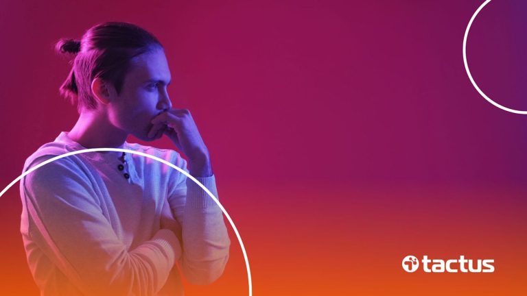 Imagem mostra jovem pensativo com luz de neon ao fundo nas cores do TikTok, para simular a dúvida se para anunciar no TikTok precisa de CNPJ