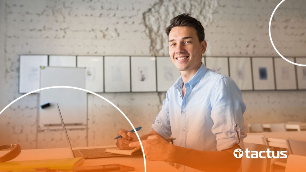 Jovem empresário sorrindo, mostrando que está passando para a etapa de transformação de MEI para ME