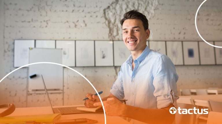 Jovem empresário sorrindo, mostrando que está passando para a etapa de transformação de MEI para ME