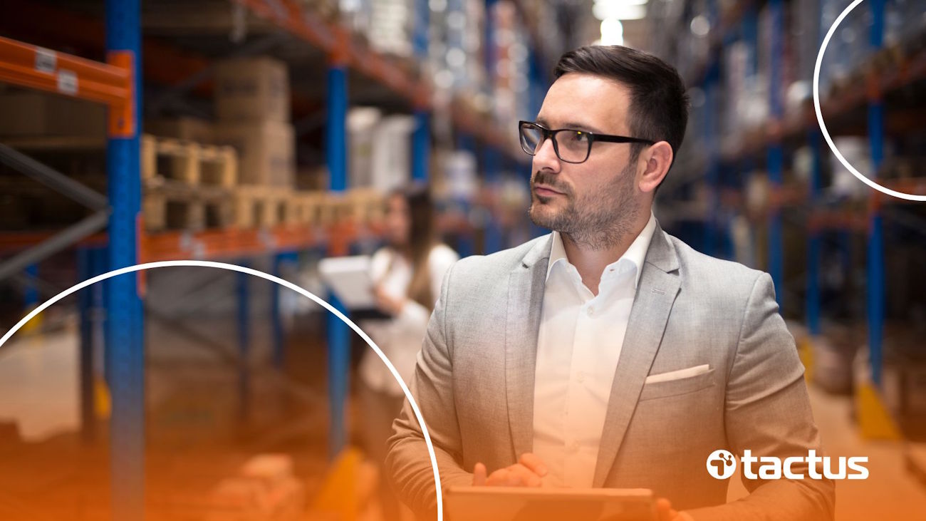 Imagem mostra contador percorrendo empresa de logística, para simular como funciona o lucro presumido para e-commerce