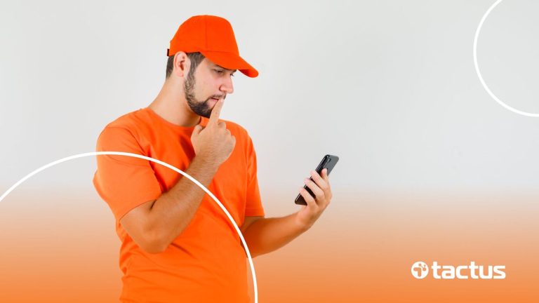 Imagem mostra entregador com roupa laranja olhando para o celular pensativo, para simular como abrir MEI para entregador da Shopee