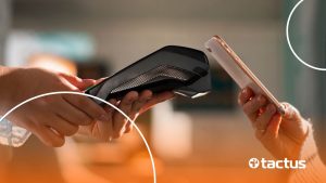 Imagem mostra pagamento no celular em maquininha de cartão, para simular o que muda com o split payment na reforma tributária