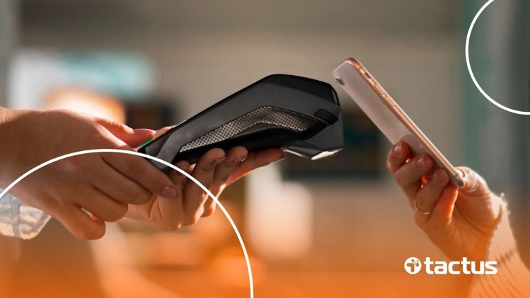 Imagem mostra pagamento no celular em maquininha de cartão, para simular o que muda com o split payment na reforma tributária