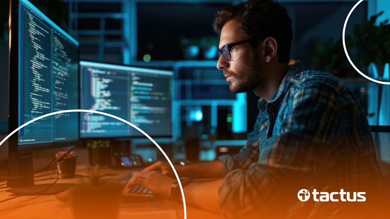 Imagem mostra programador trabalhando no computador com códigos escritos na tela, para simbolizar o melhor cnae para desenvolvedor de software
