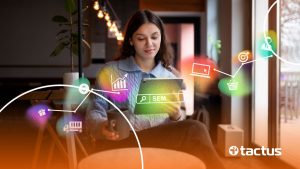 Imagem mostra jovem sorridente olhando para o tablet, em meio a gráficos de entrega, para simular o recebimento da comissão de afiliado da Shopee