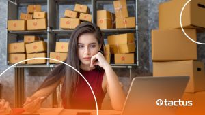 Imagem mostra jovem no notebook com caixas ao fundo, para simular se o mercado livre emite nota fiscal para CNPJ