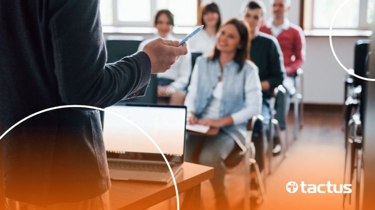 Professor dentro de sala de aula com a turma olhando para ele, para simbolizar a escolha do melhor CNAE para cursos e treinamentos