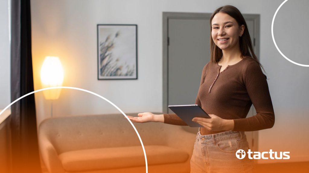 Imagem mostra anfitriã sorridente apresentando sua casa, para simbolizar como abrir CNPJ para Airbnb