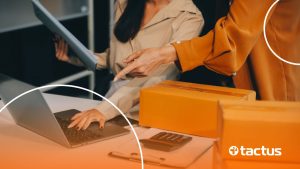 Imagem mostra mãos de duas mulheres com notebook à mesa rodeado por caixas embaladas, para simbolizar como ser ponto de coleta Shopee