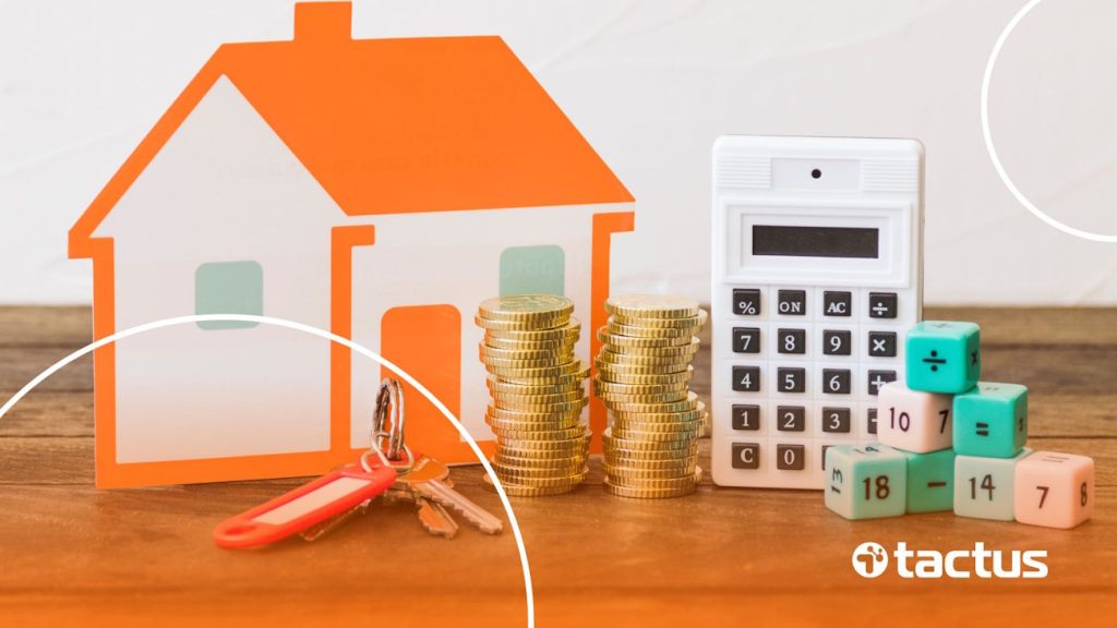 Imagem mostra ilustração de uma casa ao lado de calculadora, moedas, para ilustrar as mudanças da reforma tributária para imóveis