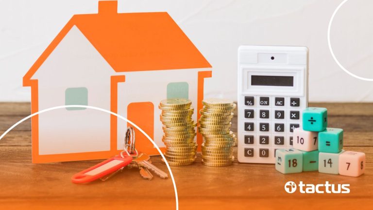 Imagem mostra ilustração de uma casa ao lado de calculadora, moedas, para ilustrar as mudanças da reforma tributária para imóveis