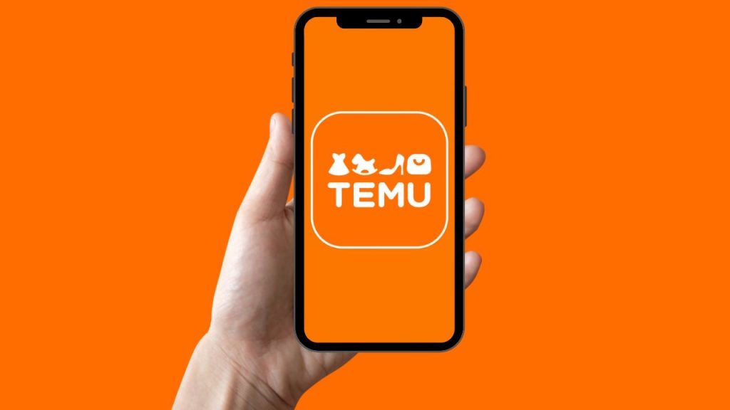Mão segurando celular com logo da Temu, para ilustrar como ser afiliado Temu no Brasil