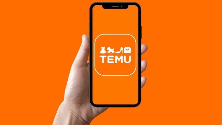 Mão segurando celular com logo da Temu, para ilustrar como ser afiliado Temu no Brasil