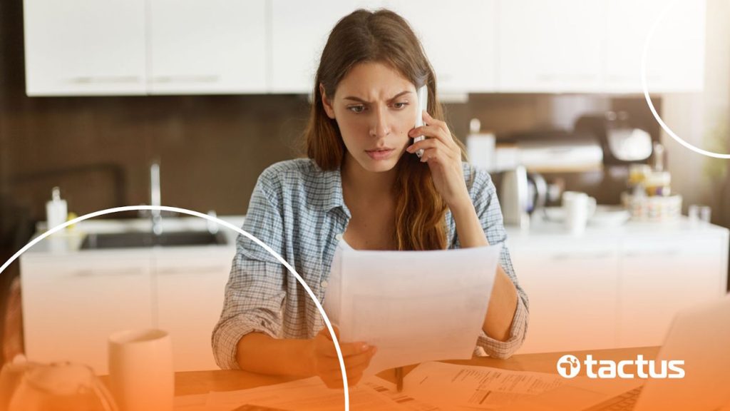 Imagem mostra anfitriã com rosto preocupado com as mudanças da reforma tributária para airbnb