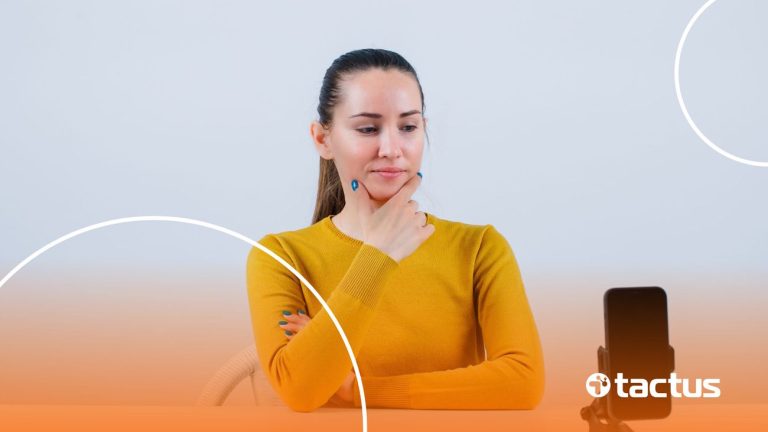 Imagem mostra jovem mulher olhando ao celular com o rosto pensativo, como se perguntasse se TikToker pode ser MEI