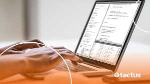 Imagem mostra mãos usando notebook com um documento na tela, para ilustrar a nova nota fiscal da reforma tributária