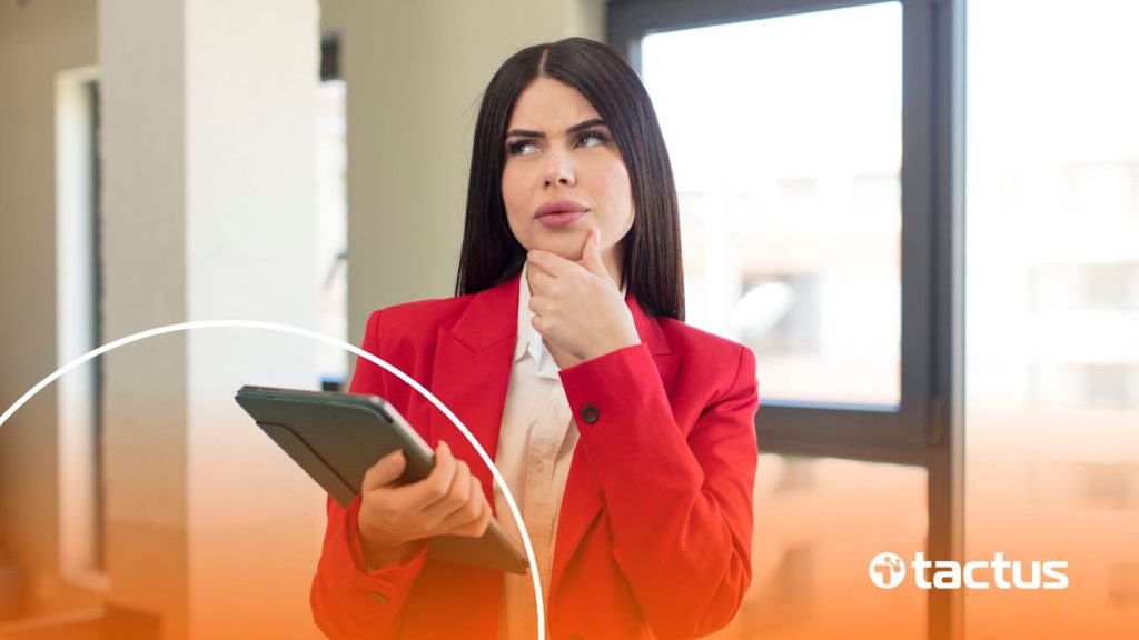 Jovem empresária com expressão de dúvidas, como se perguntasse quanto custa migrar de MEI para ME