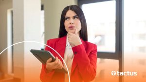 Jovem empresária com expressão de dúvidas, como se perguntasse quanto custa migrar de MEI para ME