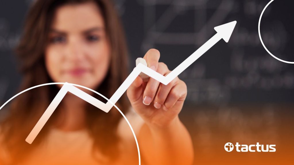 Imagem mostra mulher segurando seta para cima, para mostrar o aumento de tributação com a reforma tributária