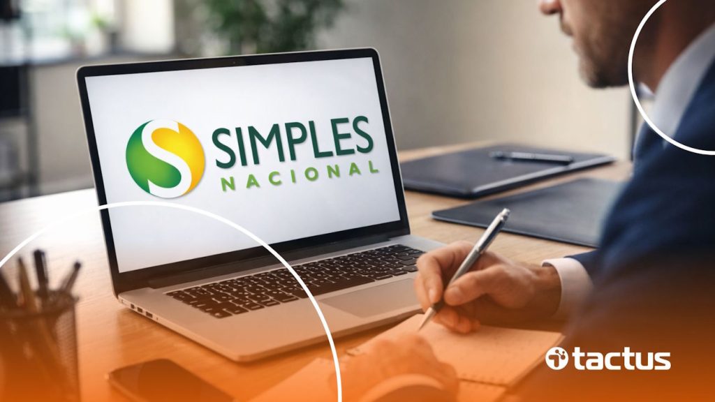 Empresário trabalhando no seu notebook com a logo do Simples Nacional