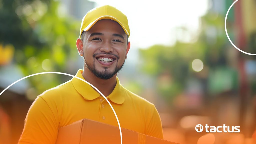 Entregador vestido de amarelo sorrindo com caixa na mão, simbolizando se vale a pena ser entregador do Mercado Livre