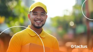 Entregador vestido de amarelo sorrindo com caixa na mão, simbolizando se vale a pena ser entregador do Mercado Livre