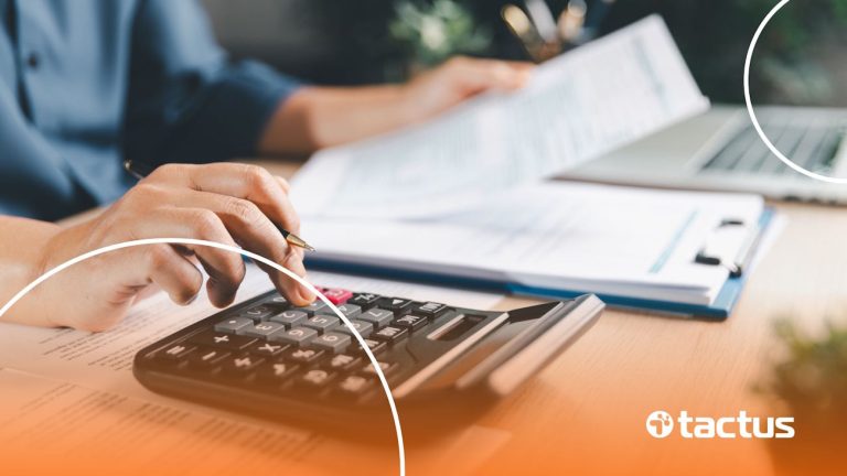 Imagem mostra mãos mexendo em calculadora para simular a dúvida se o ITCMD vai aumentar em 2026