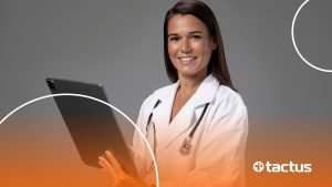 Imagem mostra médica sorridente com tablet na mão, para ilustrar como abrir cnpj médico