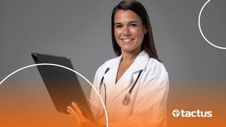 Imagem mostra médica sorridente com tablet na mão, para ilustrar como abrir cnpj médico