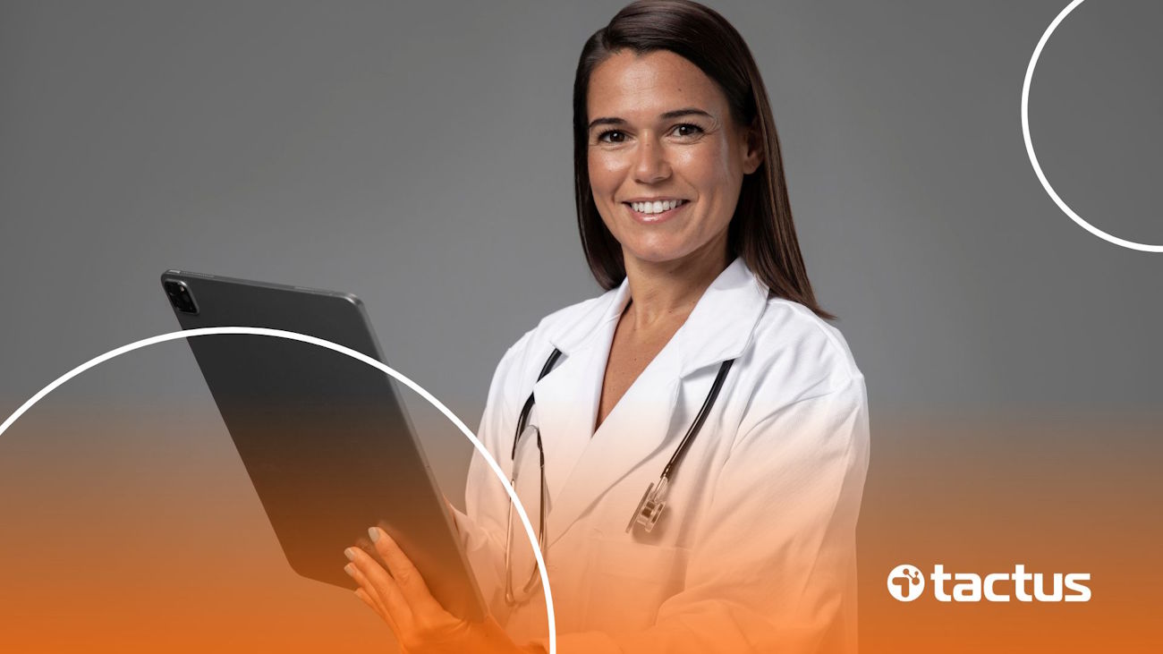 Imagem mostra médica sorridente com tablet na mão, para ilustrar como abrir cnpj médico