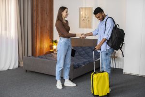 Imagem mostra anfitriã recebendo hóspede, simbolizando como funciona o Airbnb para proprietários de imóveis