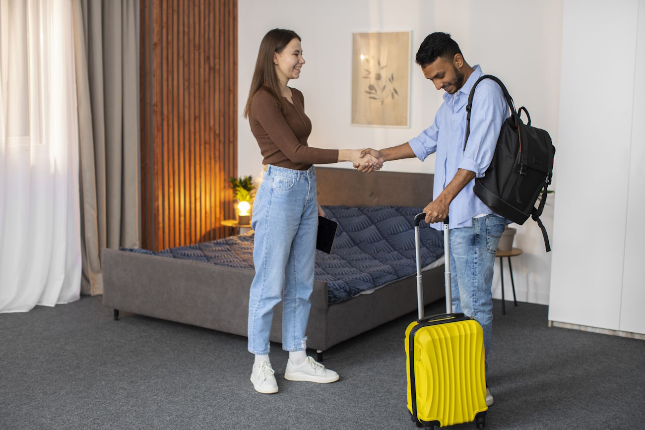 Imagem mostra anfitriã recebendo hóspede, simbolizando como funciona o Airbnb para proprietários de imóveis