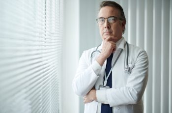 Médico pode ser MEI? Entenda por que não e o que fazer no lugar